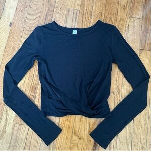 Alo cover long twist crop top in black
